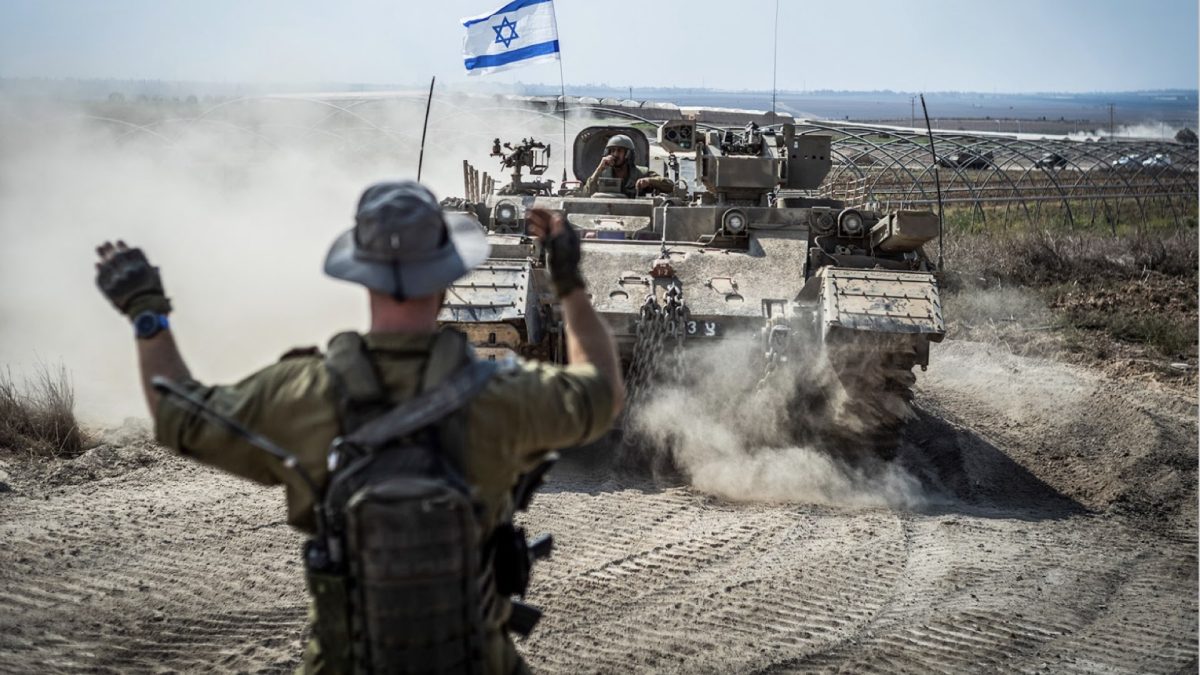 Israeli soldiers prepare for war
